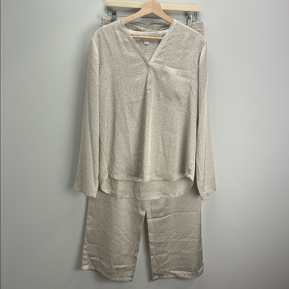 Barefoot Dreams Other - Barefoot Dreams Satin Leopard Pajamas PJ Set Womens Medium Silky Quiet Luxury